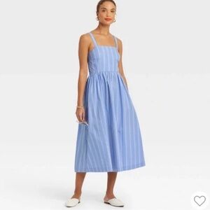 Target brand dress made of lightweight material, has pockets.